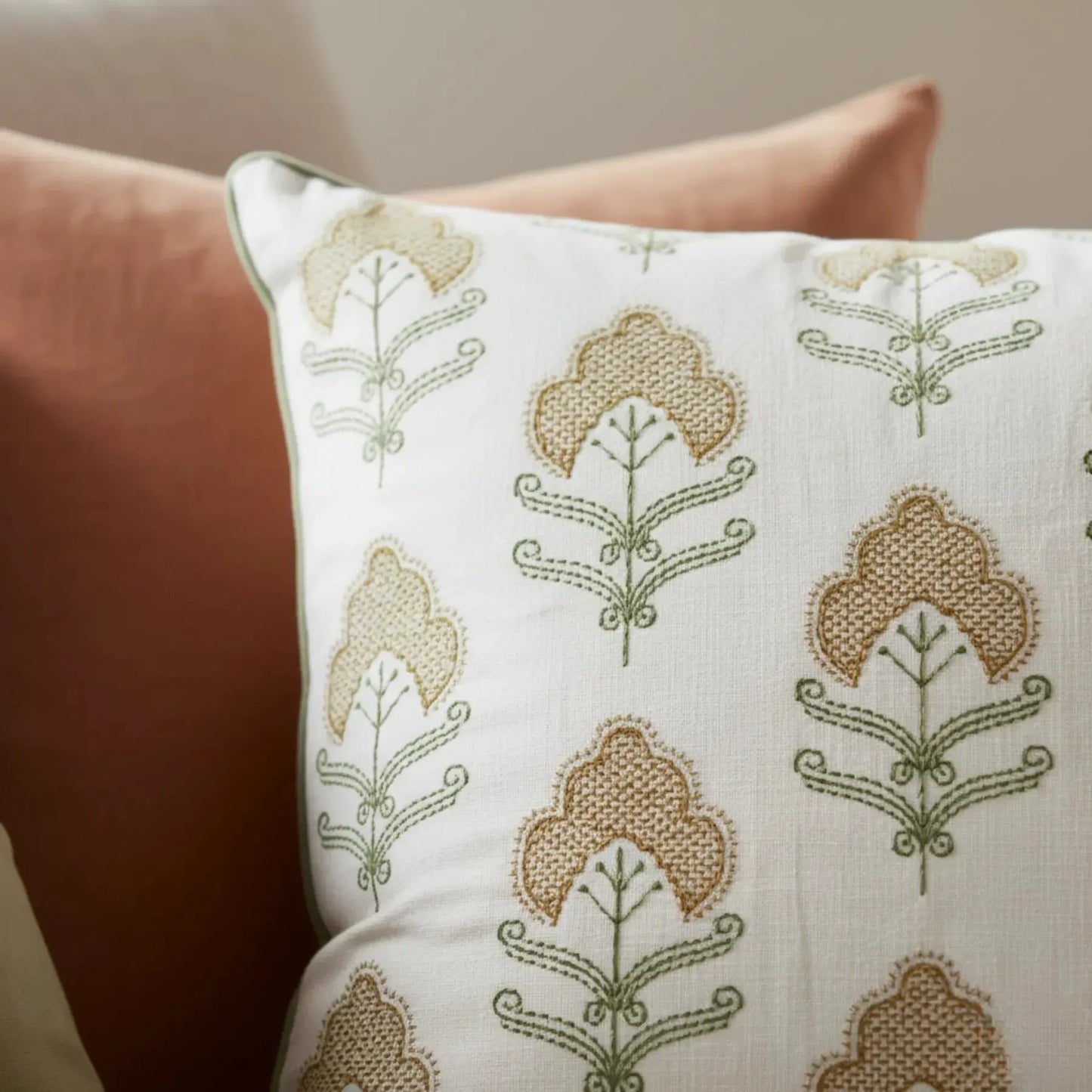 Almofada Sarja Cru 52x52 Bordado Verde Fino Indiano Rajah