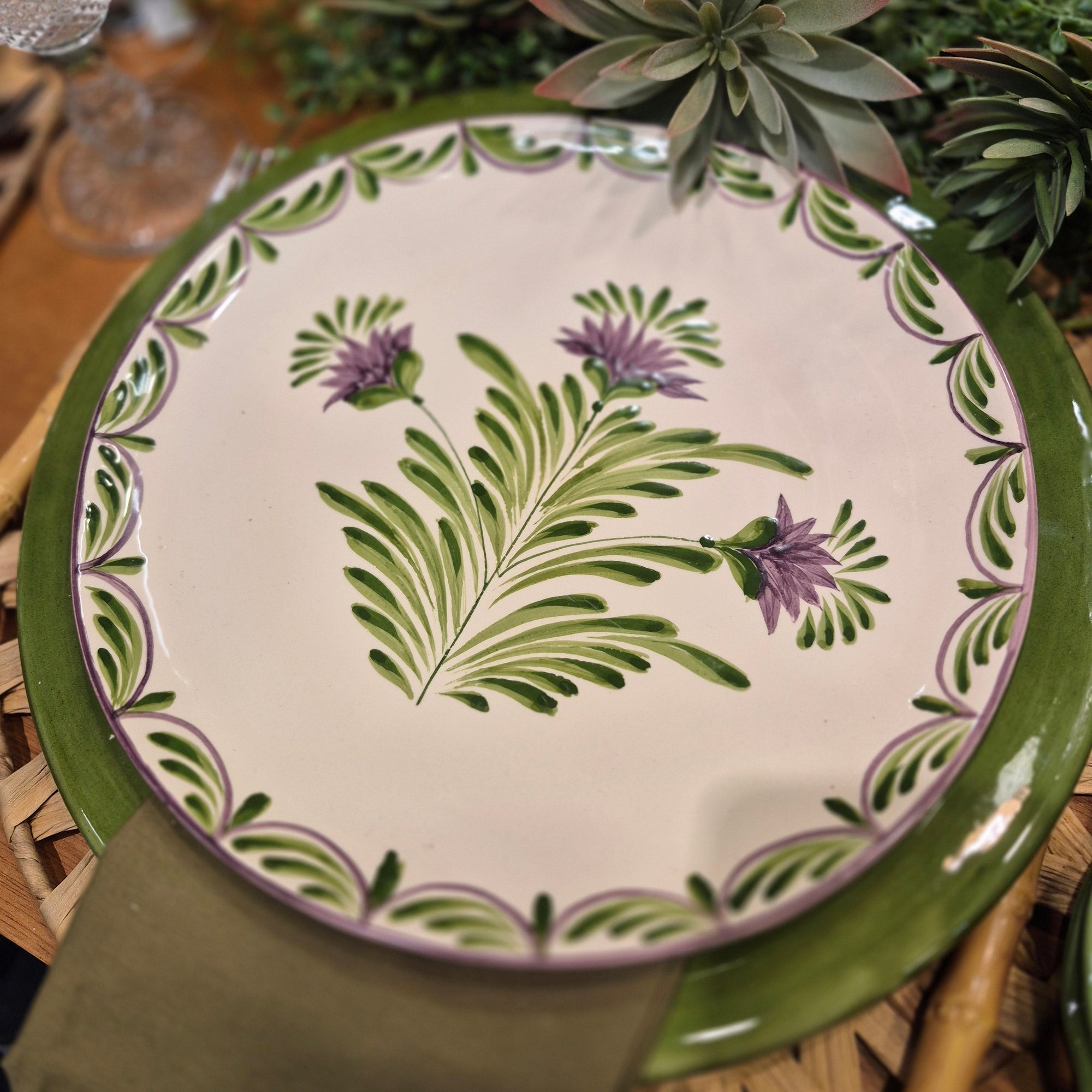 Prato Raso Cerâmica Sinuoso 27cm Flor de Alcachofra