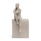 Escultura Mulher em Poliresina Areia Reflexão Mart 20,5x10x12,5cm