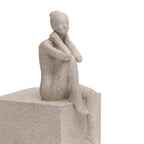 Escultura Mulher em Poliresina Areia Reflexão Mart 20,5x10x12,5cm
