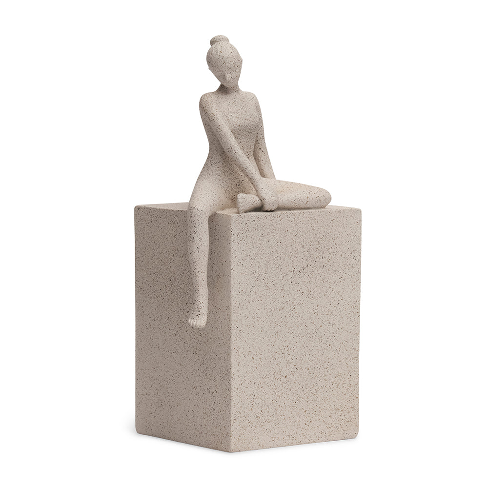 Escultura Mulher em Poliresina Areia Essência Mart 24x12,5x10cm
