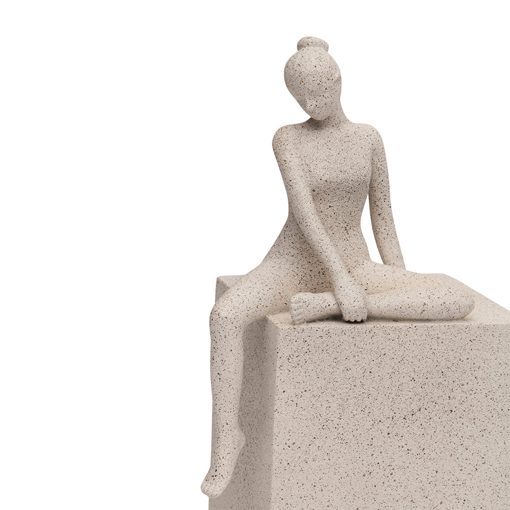 Escultura Mulher em Poliresina Areia Essência Mart 24x12,5x10cm