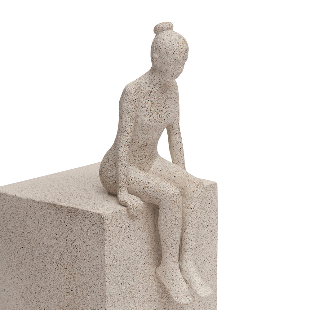 Escultura Mulher em Poliresina Areia Alma Mart 26x10x13cm