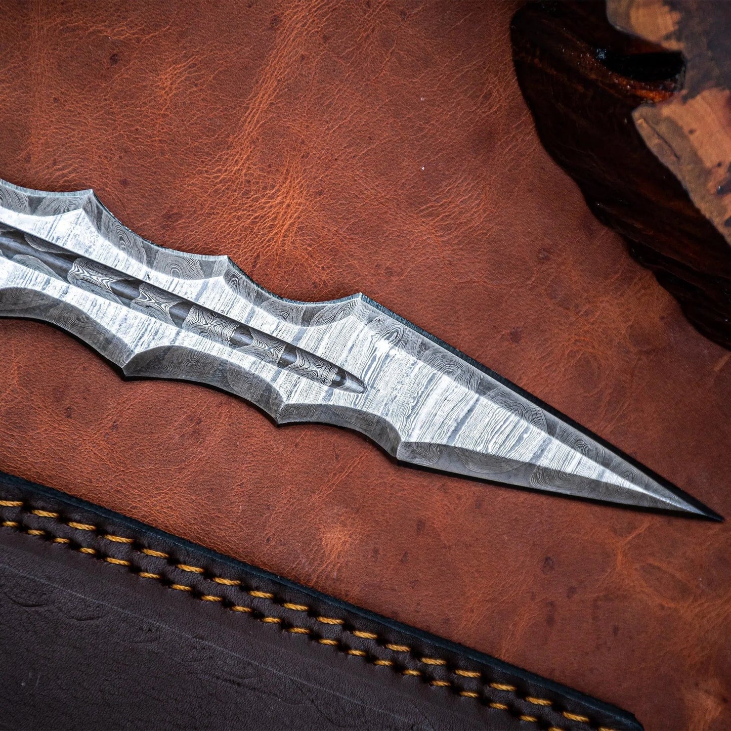 Adaga Kris Artesanal Artemano em Aço Damasco 256 Camadas com Cabo em Pakkawood