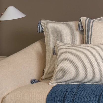 Almofada Bouclé Azul 60x60 Listra Fina e Pingente de Tecido