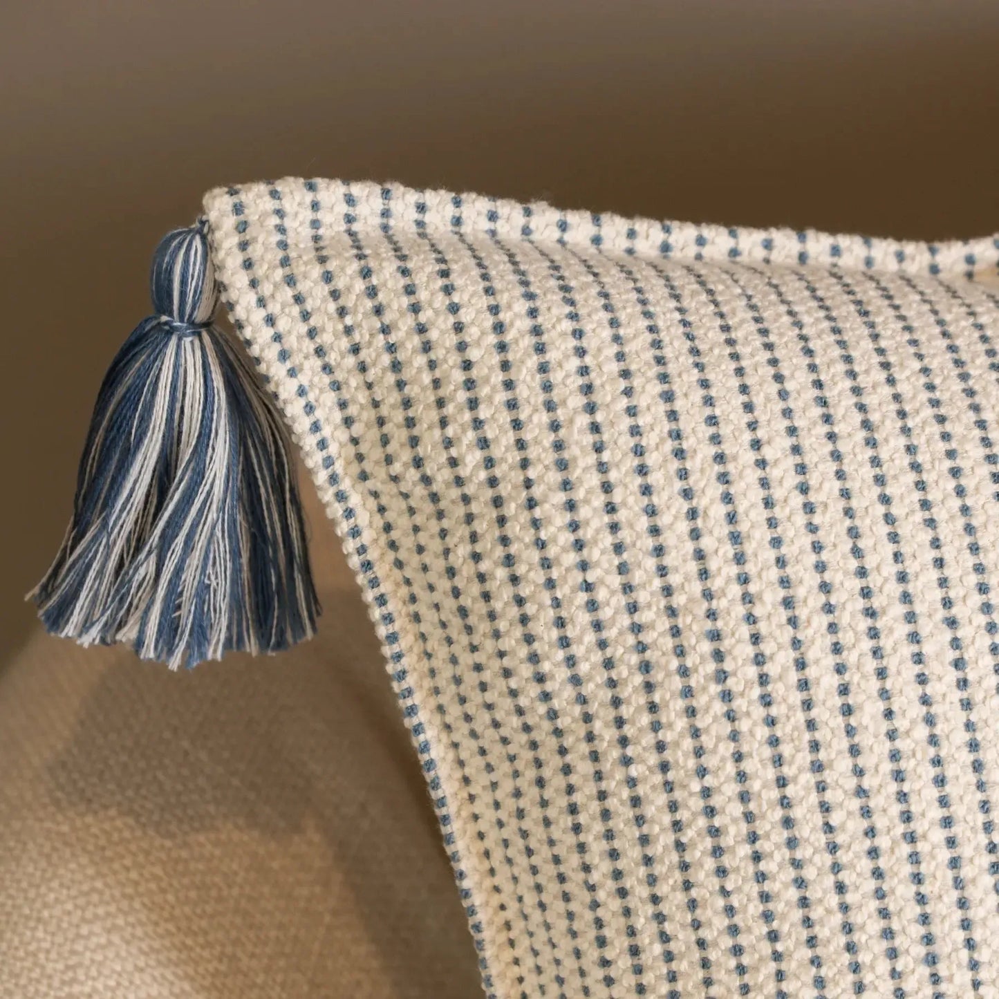 Almofada Bouclé Azul 60x60 Listra Fina e Pingente de Tecido