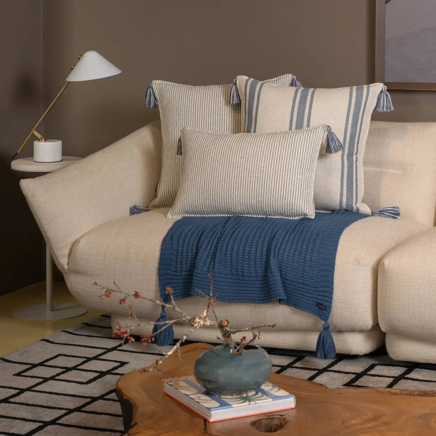 Almofada Bouclé Azul 60x60 Listra e Pingente de Tecido