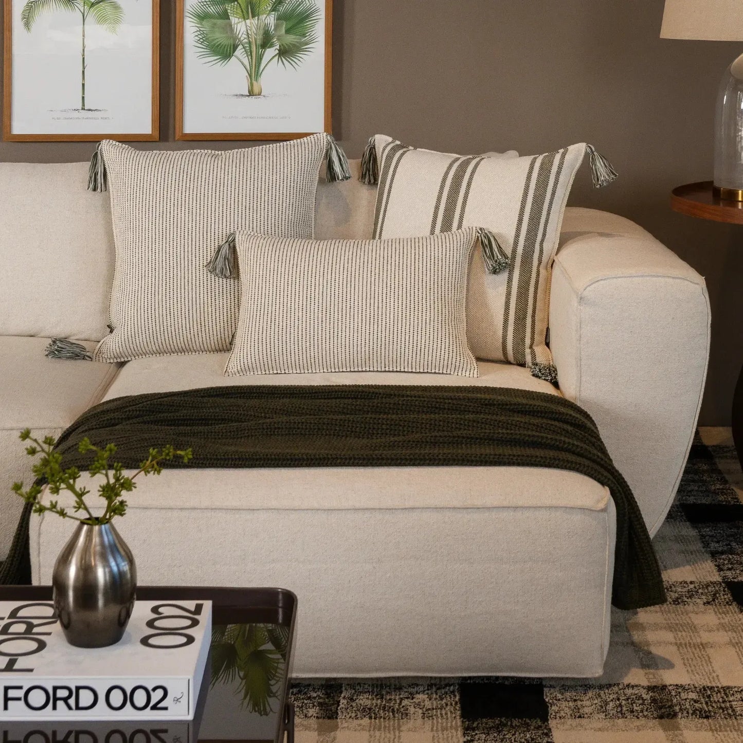 Almofada Bouclé Azul 60x60 Listra Fina e Pingente de Tecido