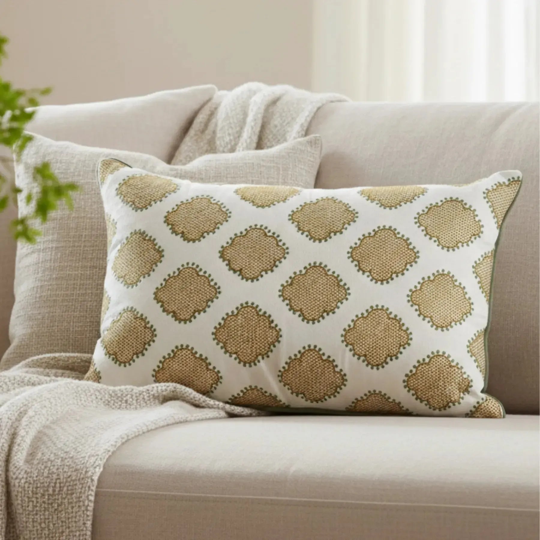 Almofada Sarja Cru 35x52 Bordado Verde Fino Indiano Taj