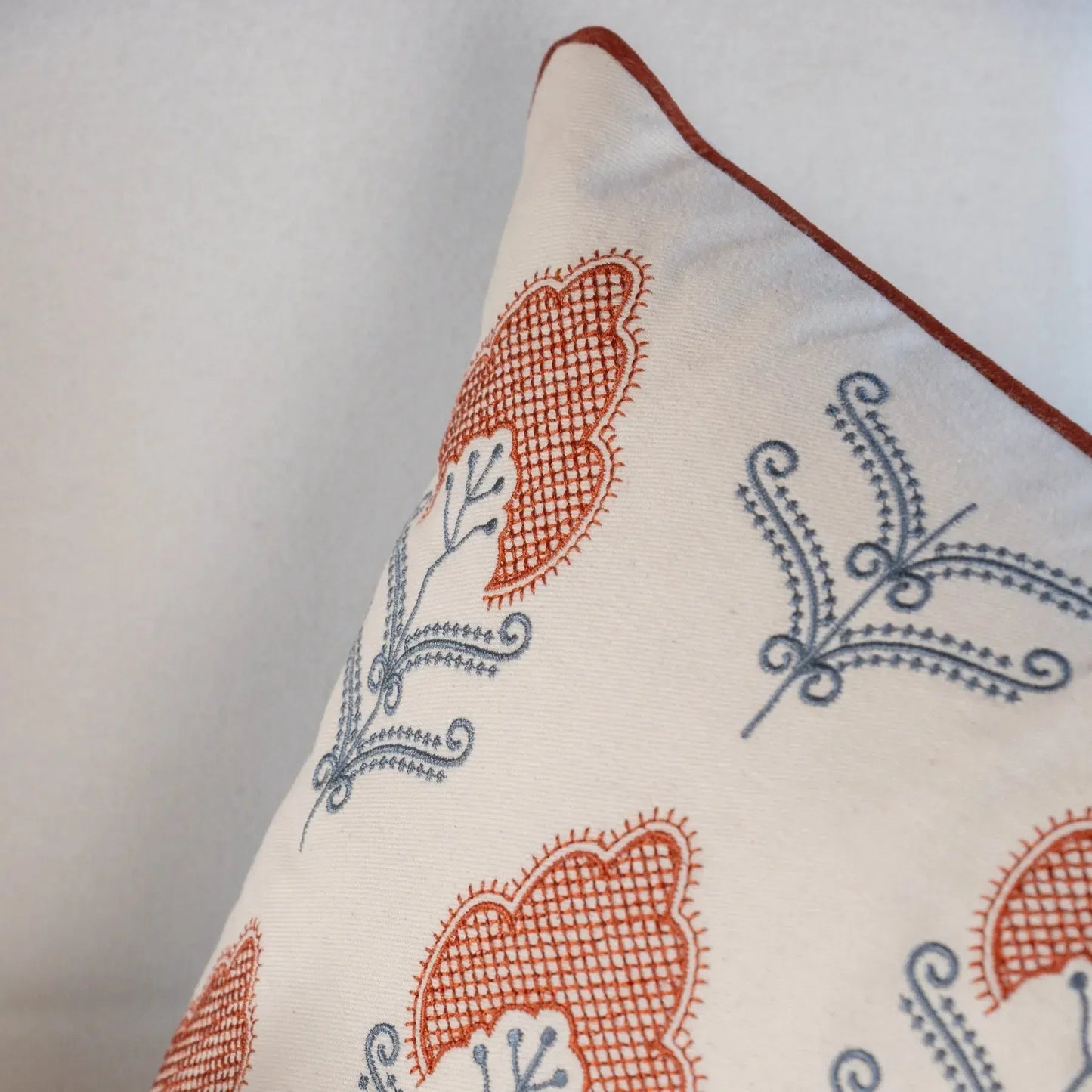 Almofada Sarja Cru 52x52 Bordado Terracota Fino Indiano Rajah