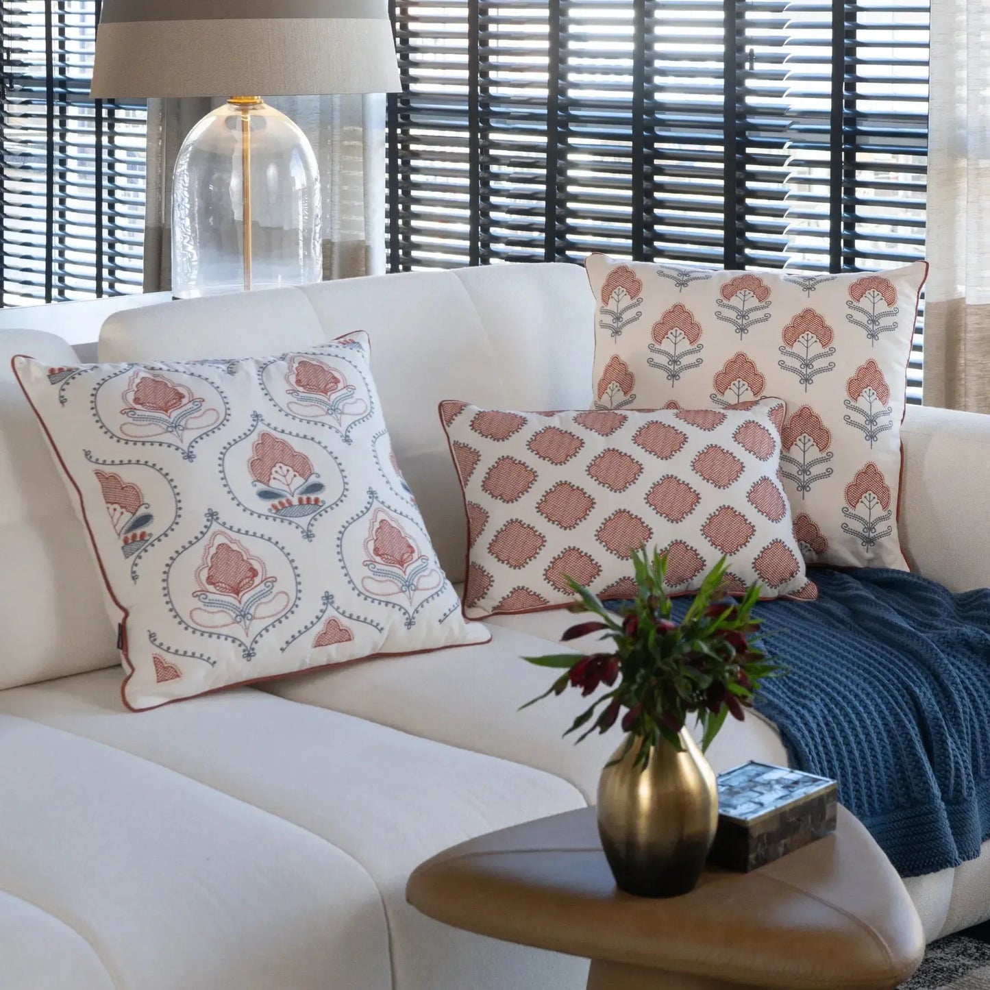 Almofada Sarja Cru 52x52 Bordado Terracota Fino Indiano Rajah