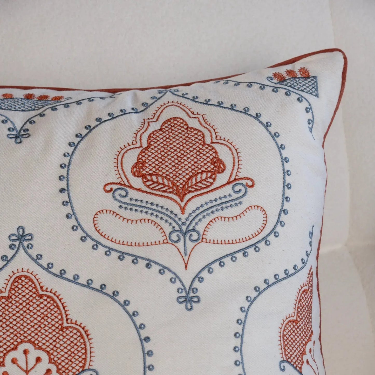 Almofada Sarja Cru 52x52 Bordado Terracota Fino Indiano Shanti