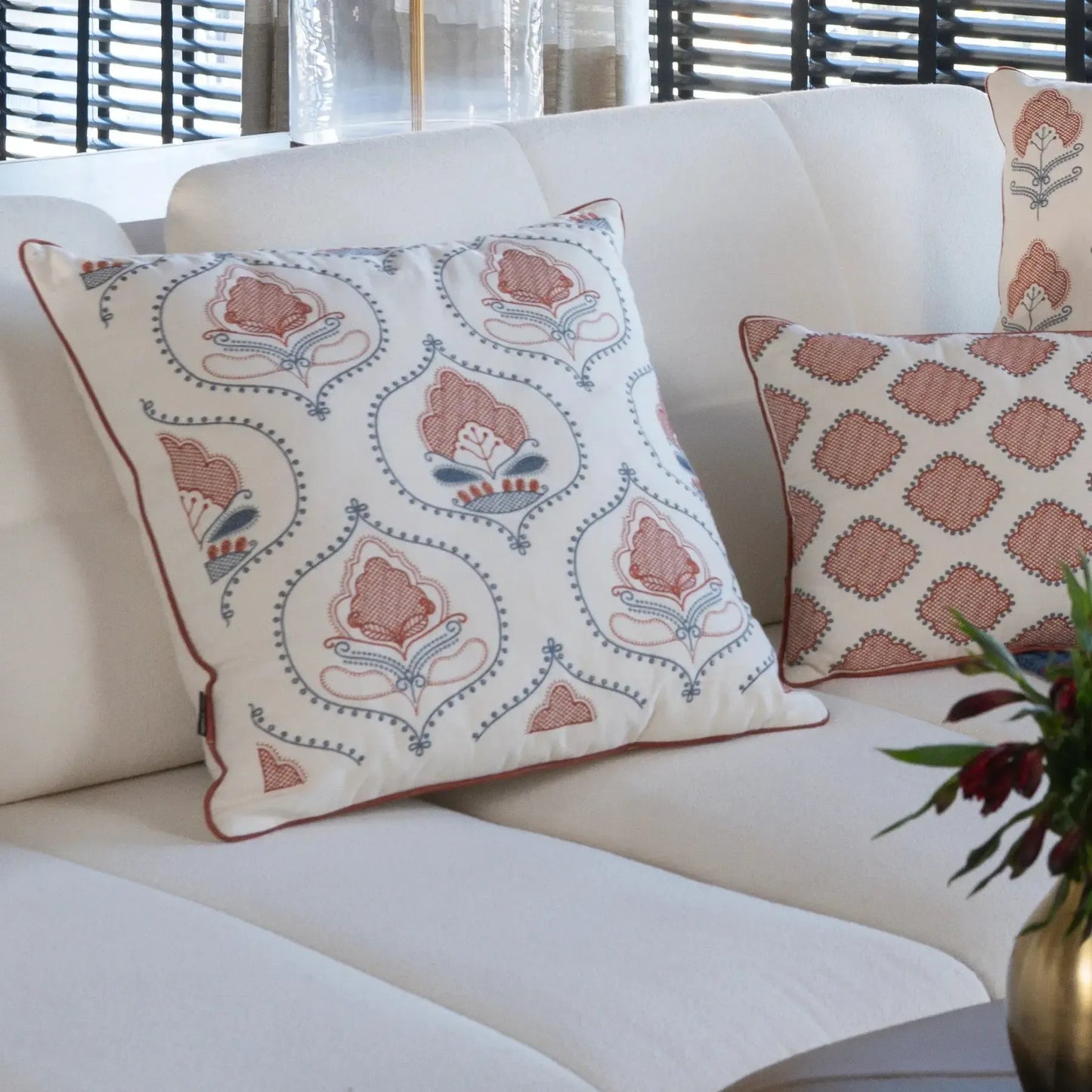 Almofada Sarja Cru 52x52 Bordado Terracota Fino Indiano Shanti