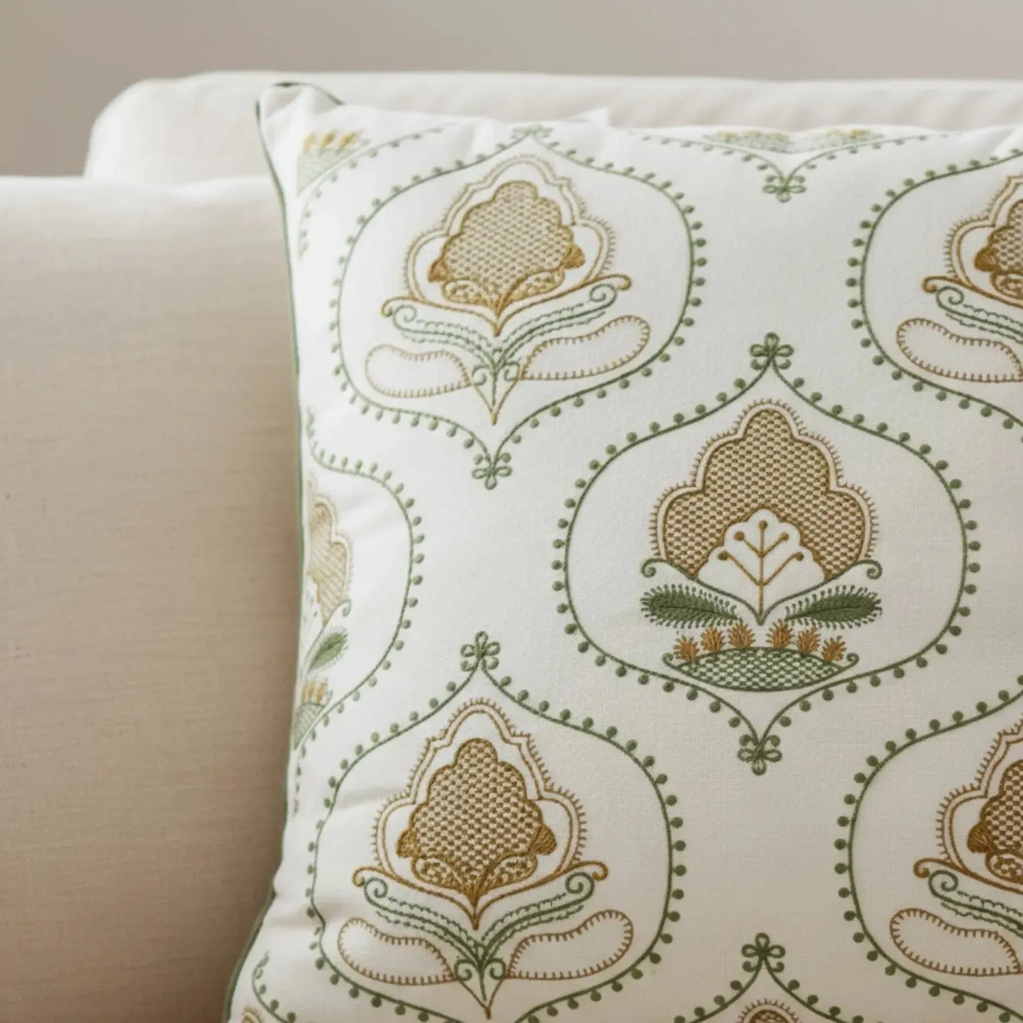 Almofada Sarja Cru 52x52 Bordado Verde Fino Indiano Shanti