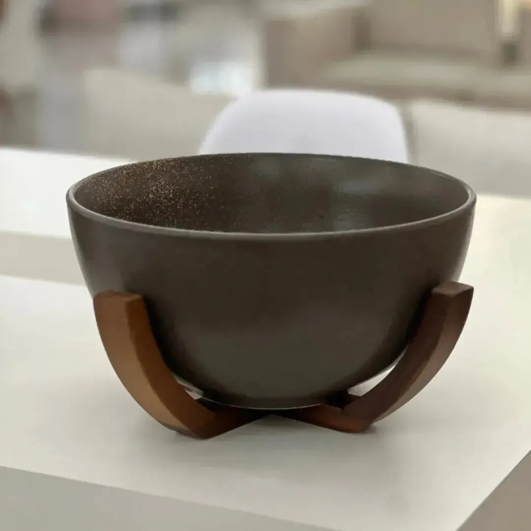 Bowl Cerâmica Marrom com Base de Madeira 27,5cm Linha Sintonia