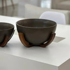 Bowl Cerâmica Marrom com Base de Madeira 27,5cm Linha Sintonia