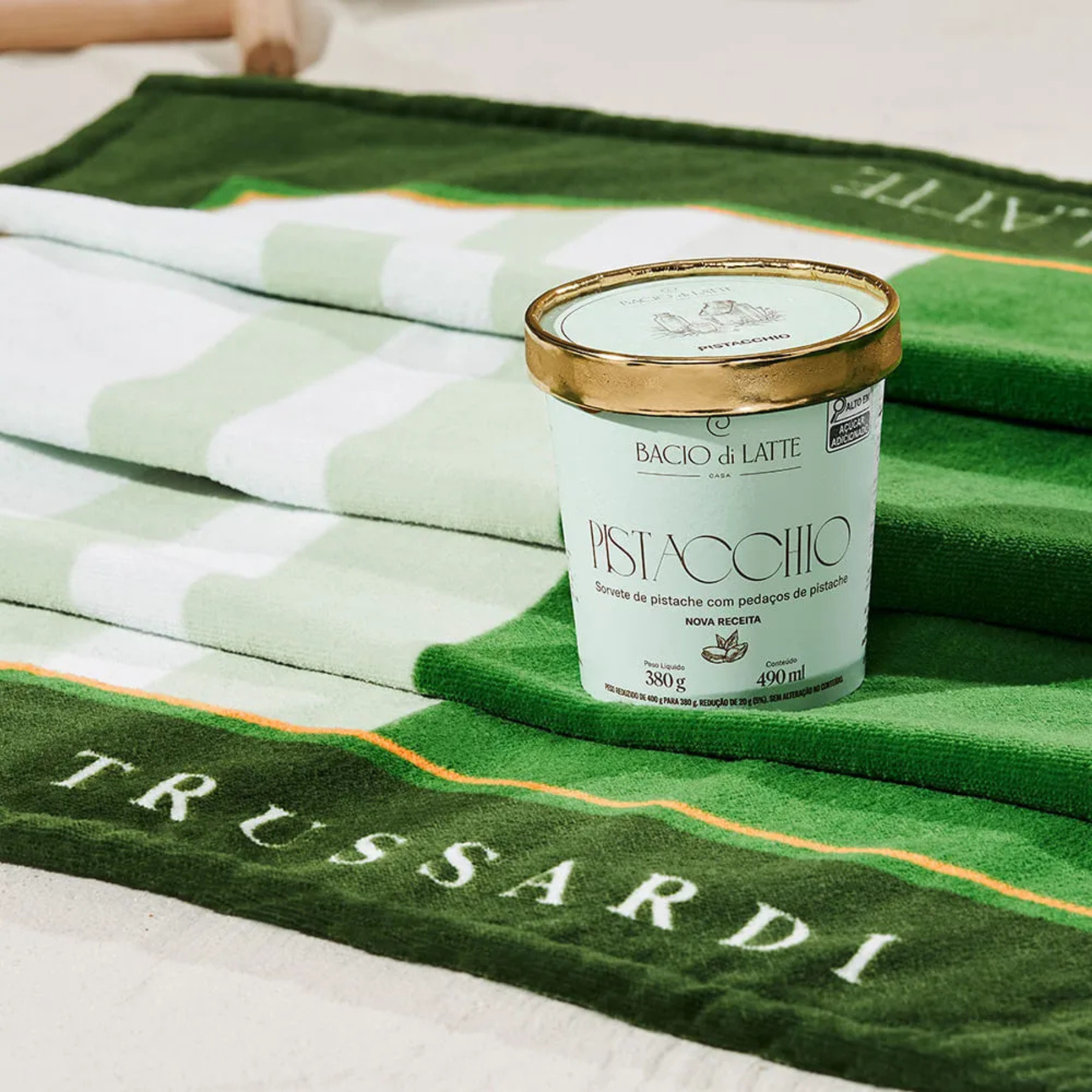Toalha de Praia Moldura Trussardi + Bacio di Latte