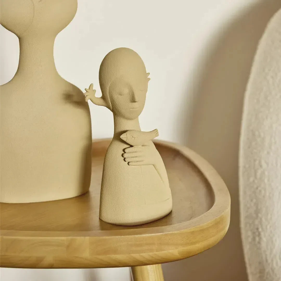 Escultura Mulher em Poliresina 19x9x6cm Mart