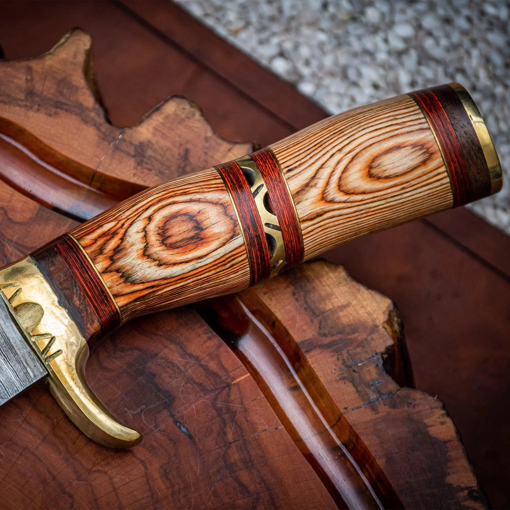 Faca Bowie Artesanal Artemano em Aço Damasco com Cabo em Pakkawood Pinus