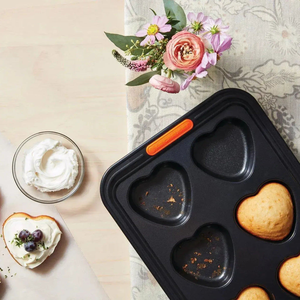 Forma para 6 Muffins em Formato Coração Metal Bakeware Le Creuset