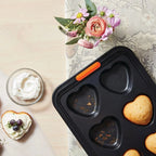 Forma para 6 Muffins em Formato Coração Metal Bakeware Le Creuset