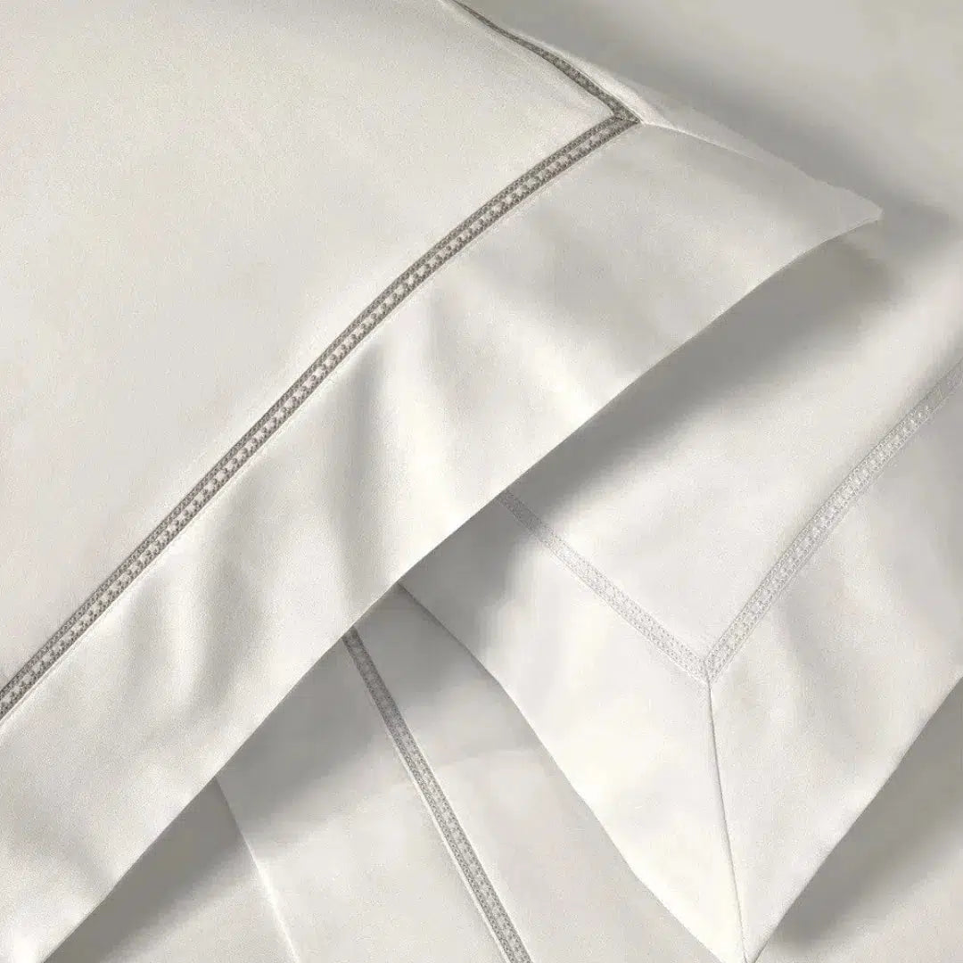 Fronha Portello 300 Fios 100% Algodão Egípcio Branco 50x70cm Trussardi