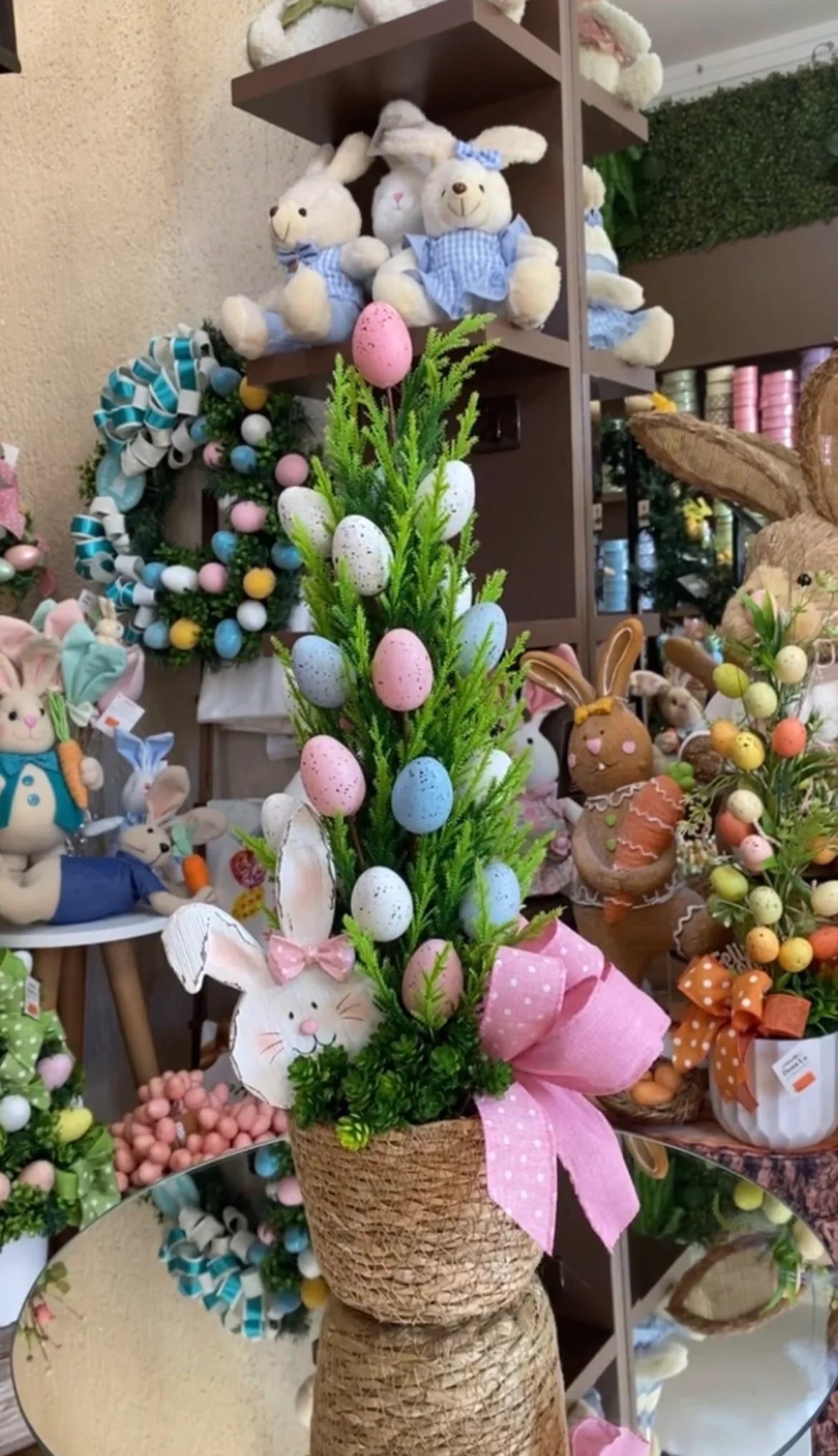 Árvore de Páscoa Decorativa com Ovos Coloridos - Arranjo em Cesto de Juta