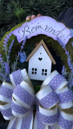 Guirlanda de Boas-Vindas 'Bem-vindo' com Casinha - Flores Lilás e Laço de Bolinhas