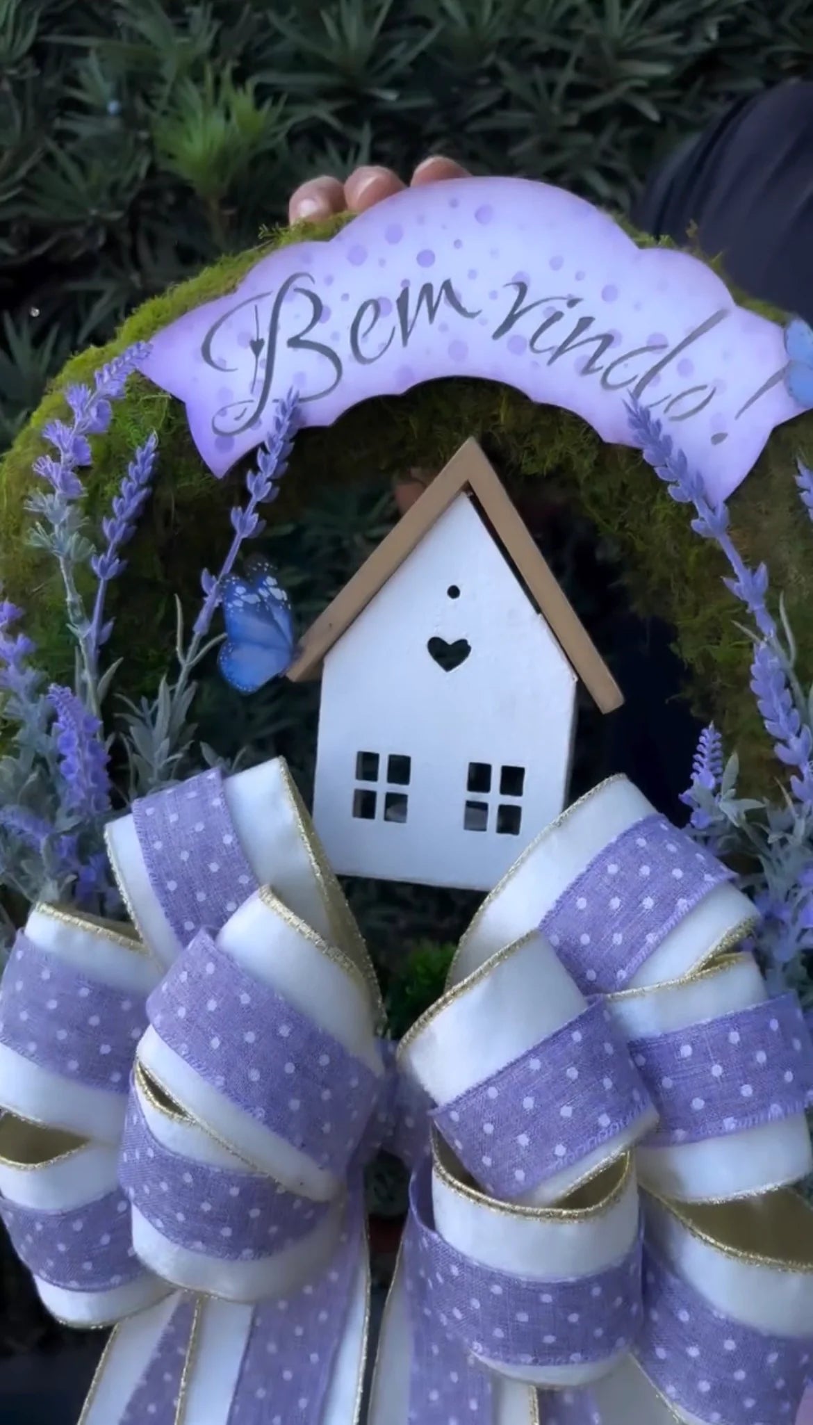 Guirlanda de Boas-Vindas 'Bem-vindo' com Casinha - Flores Lilás e Laço de Bolinhas