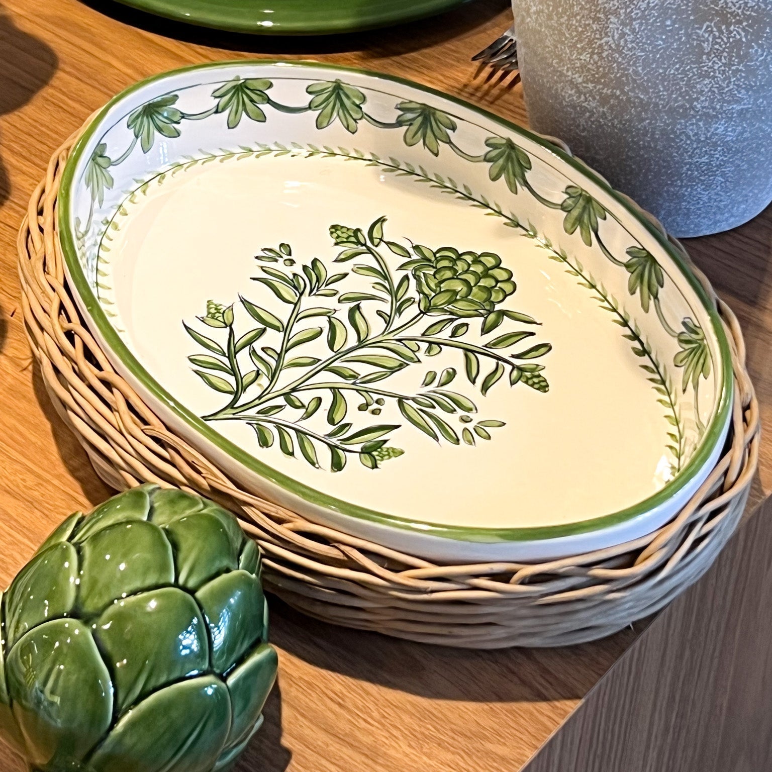 Tigela Feijoada S/ Alça Pequena Alcachofra Provençal e Suporte Oval Pequeno em Junco