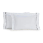 Jogo 2 Fronhas Menfi 200 Fios Cetim 100% Algodão Branco / Cinza Trussardi
