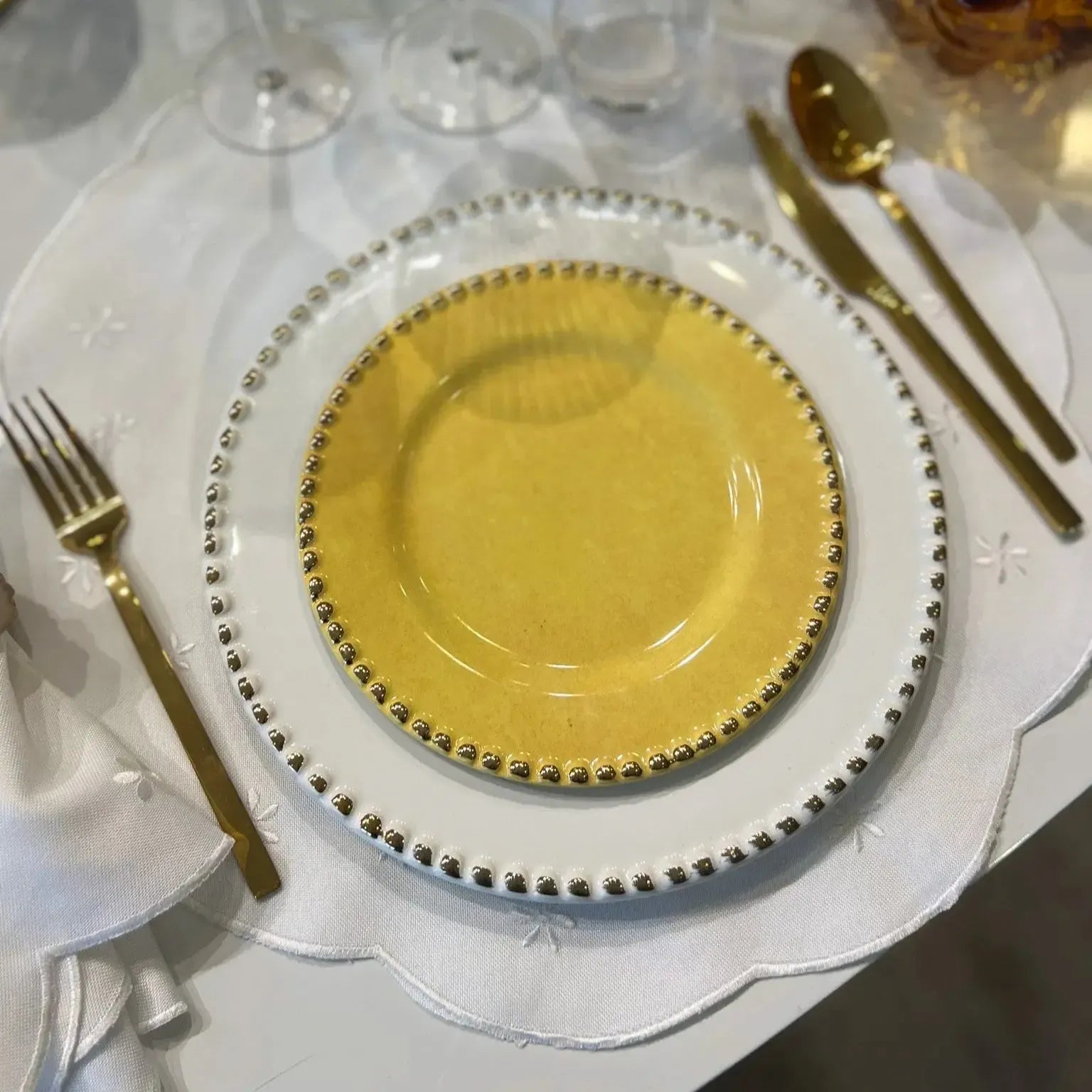 Jogo 6 Pratos Rasos Cerâmica Brasilis Branco com Filete de Ouro 27,5cm Scalla
