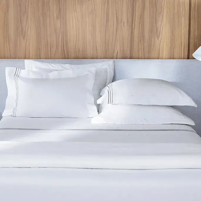Jogo de Cama Casal Menfi 4 Pçs 200 Fios 100% Algodão Branco / Cinza Trussardi