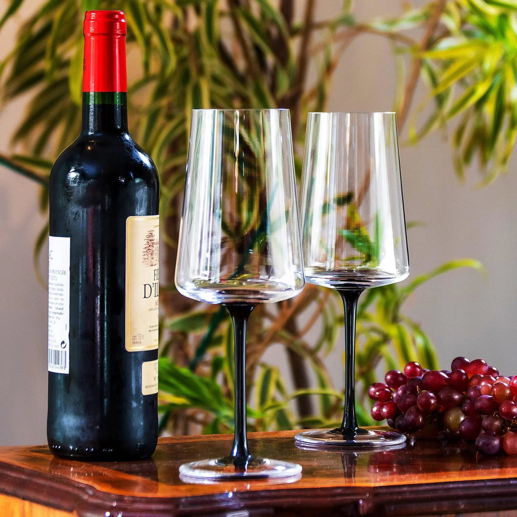 Kit com 2 Taças de Vinho em Vidro Cristalino Linha Coloratta com Haste Preta 500ml Artemano