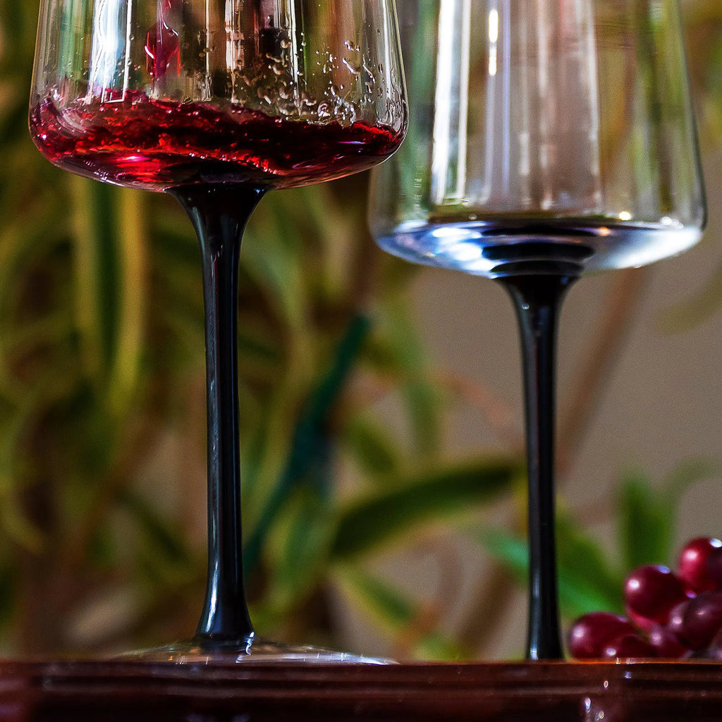 Kit com 2 Taças de Vinho em Vidro Cristalino Linha Coloratta com Haste Preta 500ml Artemano