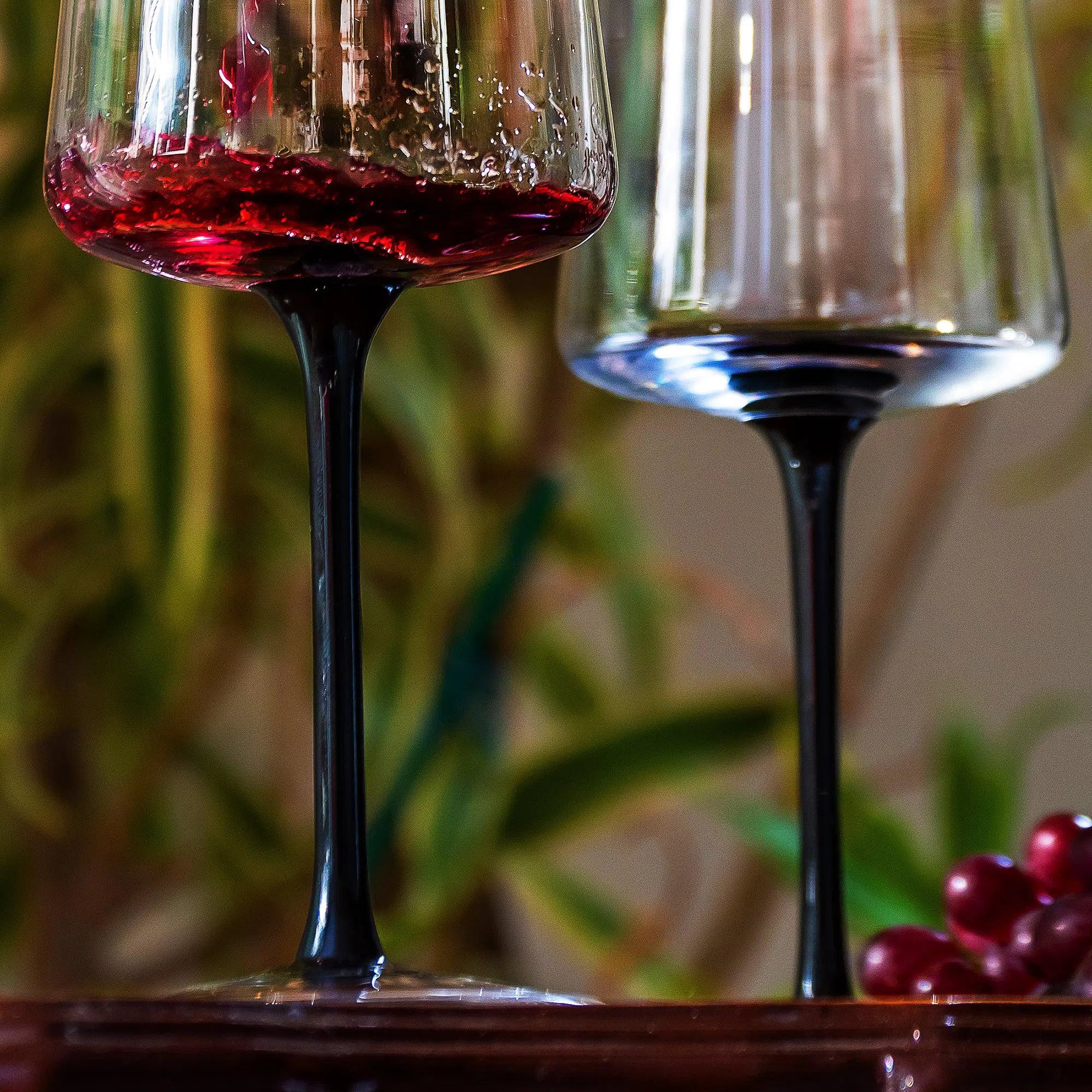 Kit com 2 Taças de Vinho em Vidro Cristalino Linha Coloratta com Haste Preta 500ml Artemano