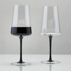 Kit com 2 Taças de Vinho em Vidro Cristalino Linha Coloratta com Haste Preta 500ml Artemano