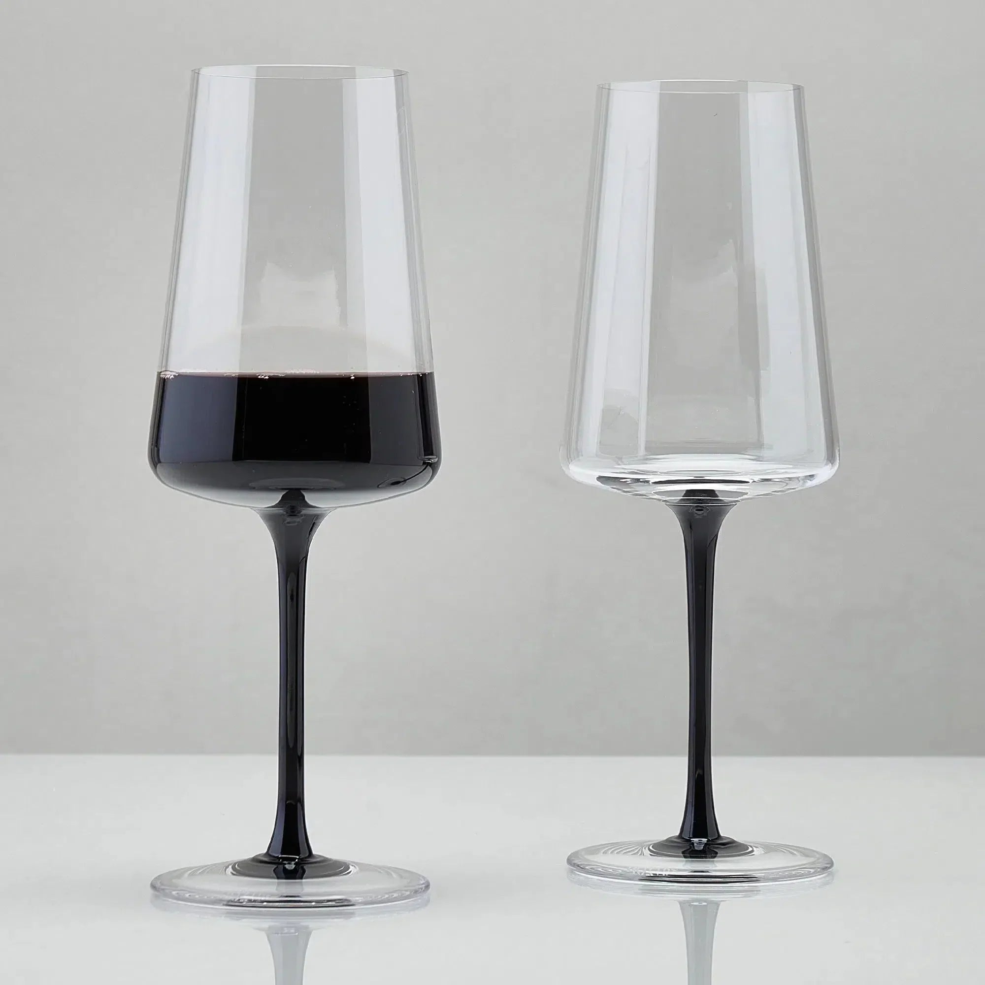 Kit com 2 Taças de Vinho em Vidro Cristalino Linha Coloratta com Haste Preta 500ml Artemano