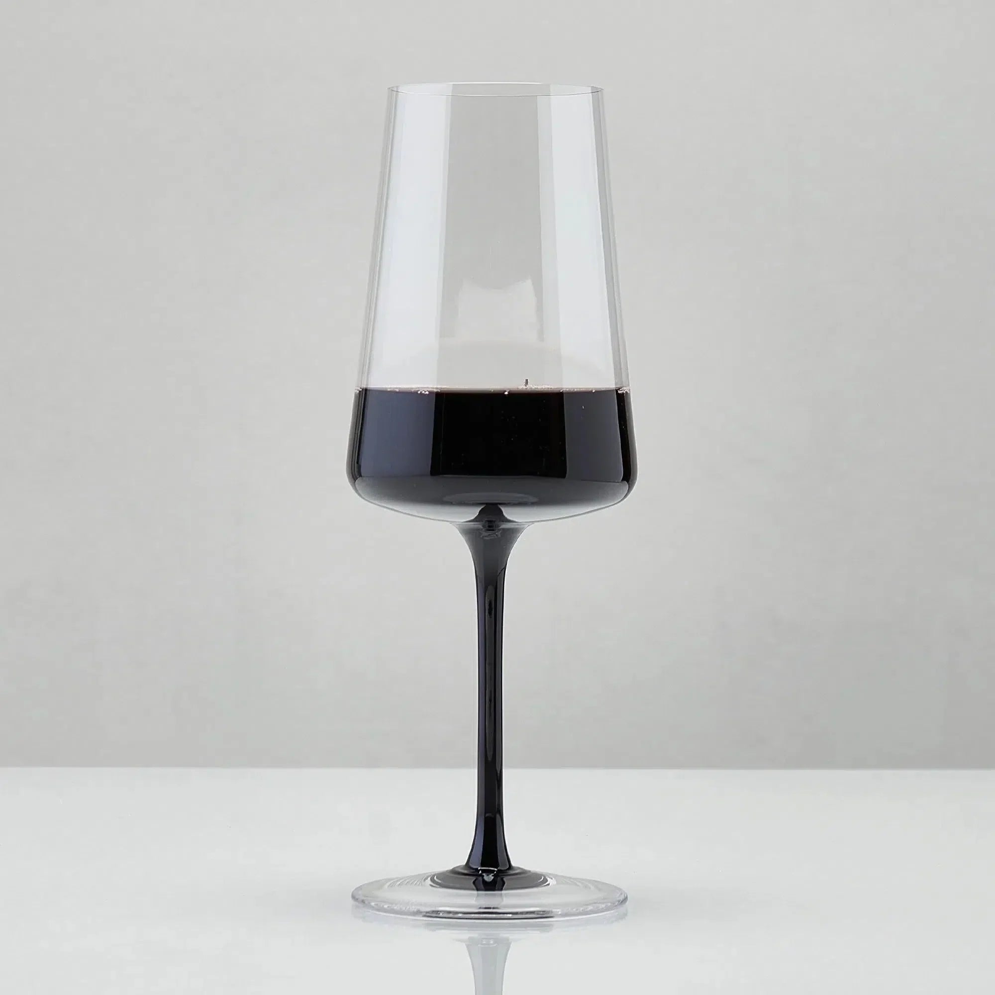 Kit com 2 Taças de Vinho em Vidro Cristalino Linha Coloratta com Haste Preta 500ml Artemano