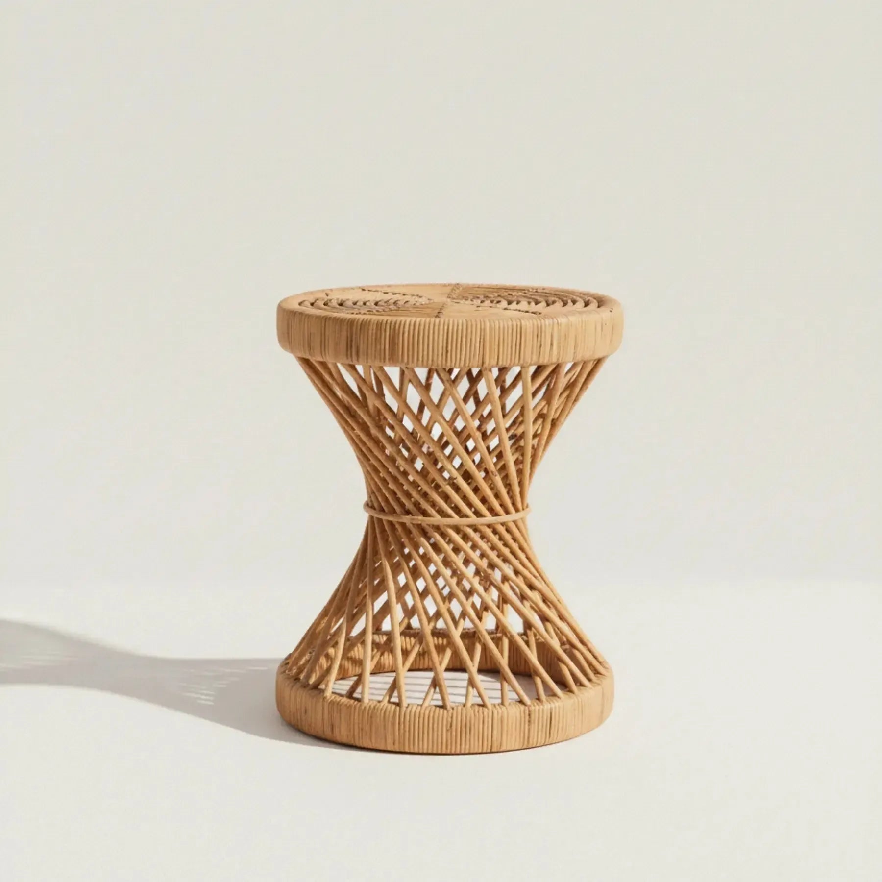 Mesa Lateral Mandola Redonda em Rattan Trançado Bahali 35x45cm