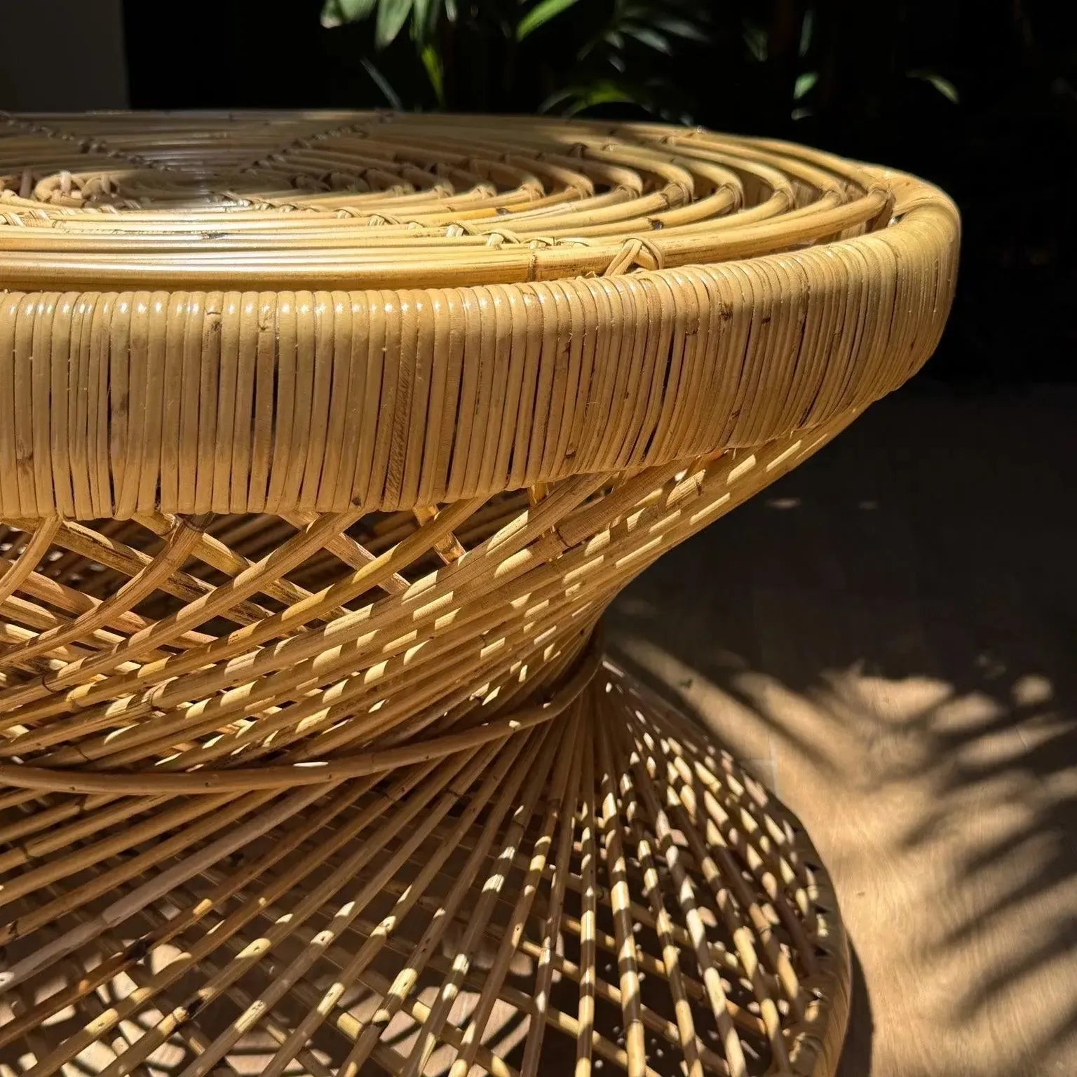 Mesa Lateral Mandola Redonda em Rattan Trançado Bahali 70x43cm