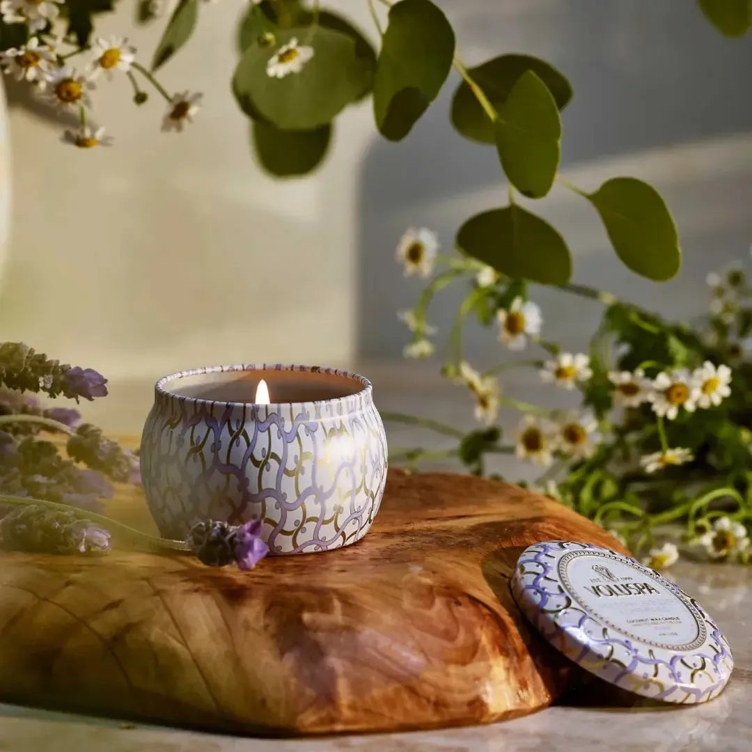 Mini Vela Voluspa Lata Mountain Lavender e Chamomile 25 Horas