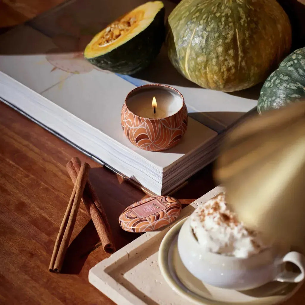 Mini Vela Voluspa Lata Spiced Pumpkin Latte 25 Horas