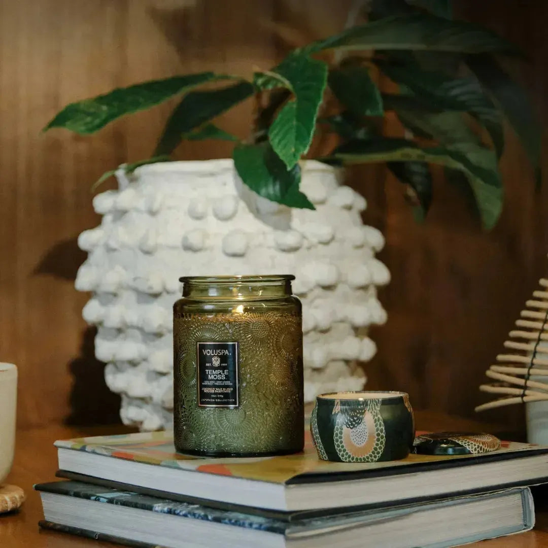 Mini Vela Voluspa Lata Temple Moss 25 Horas