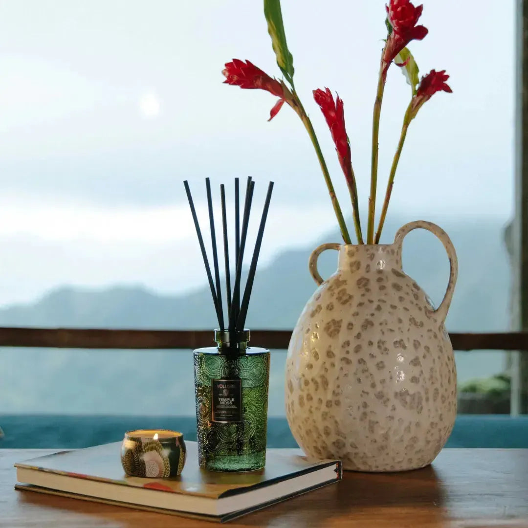 Mini Vela Voluspa Lata Temple Moss 25 Horas