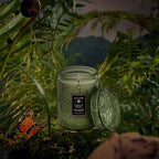 Mini Vela Voluspa Pote de Vidro Relevo Temple Moss 50 Horas