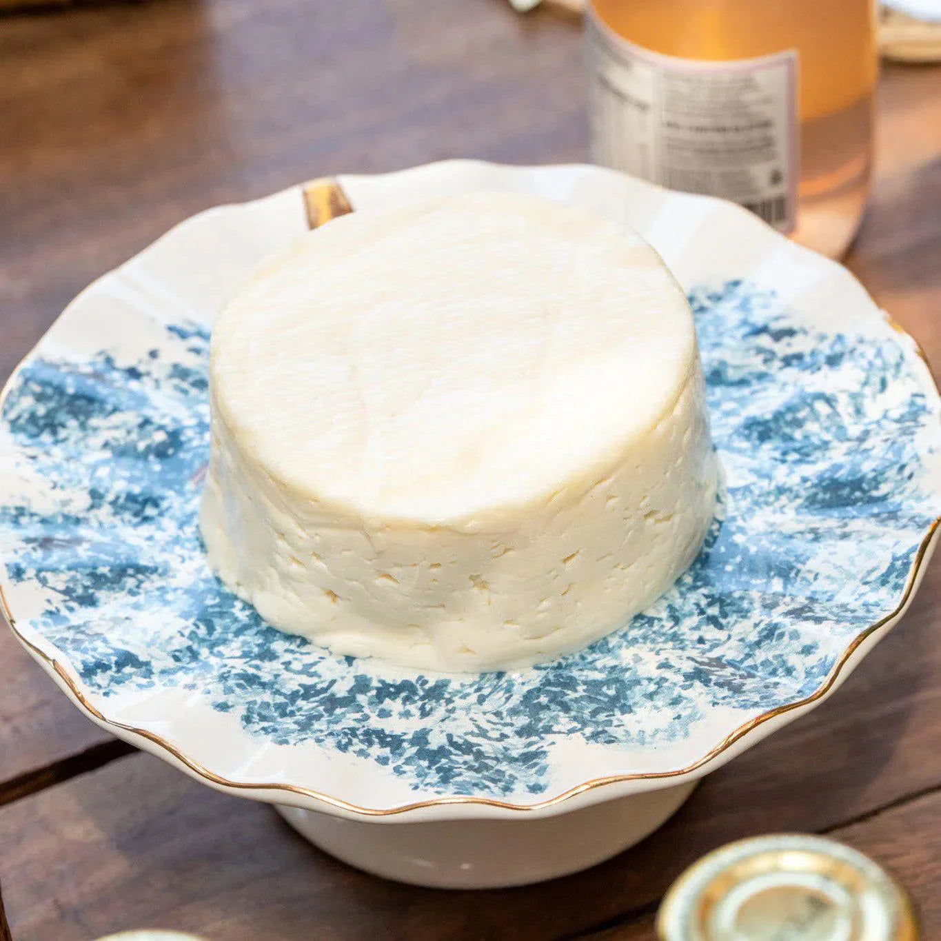 Porta Petit Four com Pé Cerâmica Ypê Amarelo com Filete de Ouro Scalla