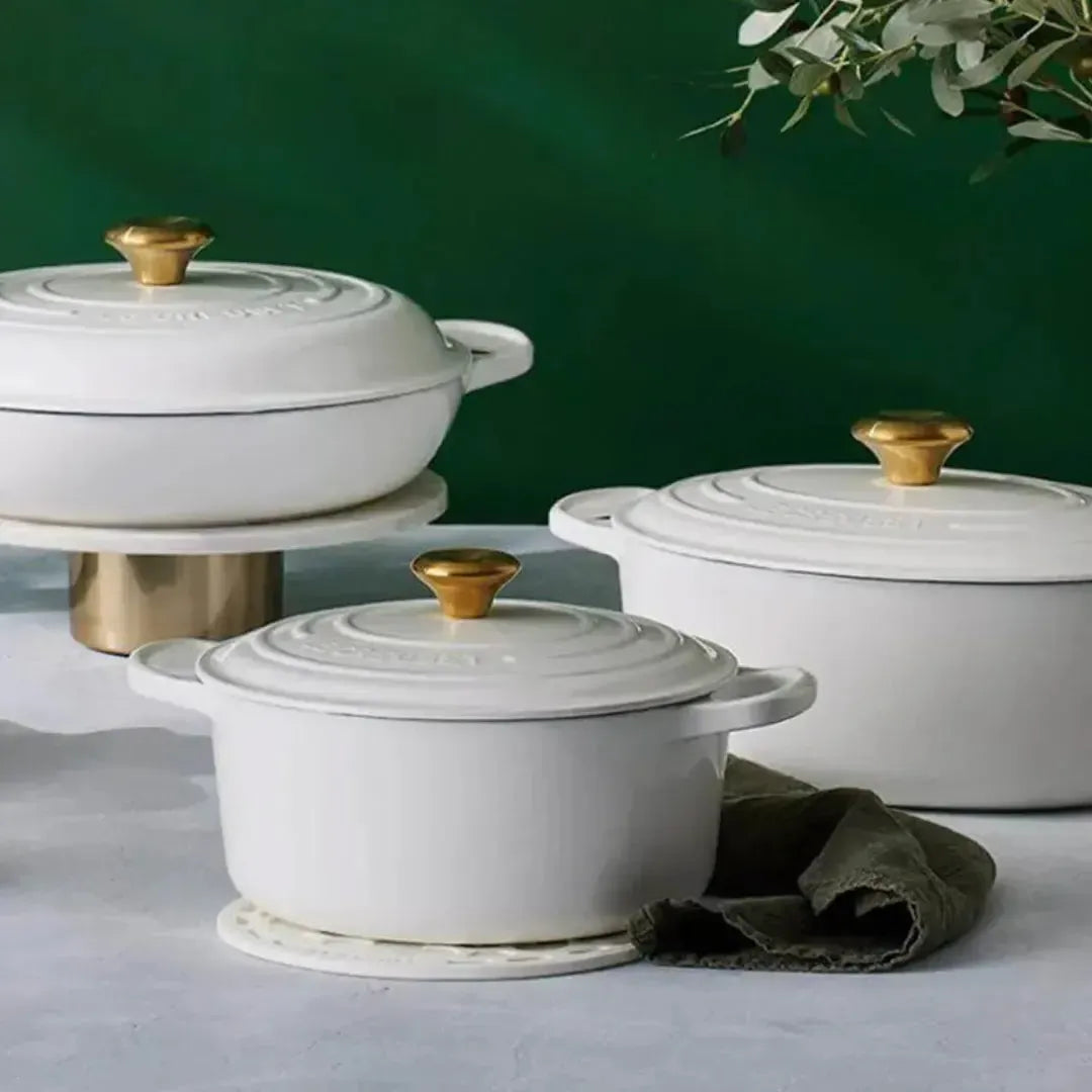 Panela Le Creuset Redonda Signature Branca com Pegador Dourado 4,2L 24cm