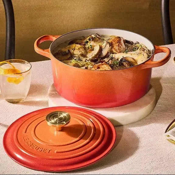 Panela Le Creuset Redonda Signature Flamme Dorée com Pegador Dourado 6,7L 28cm