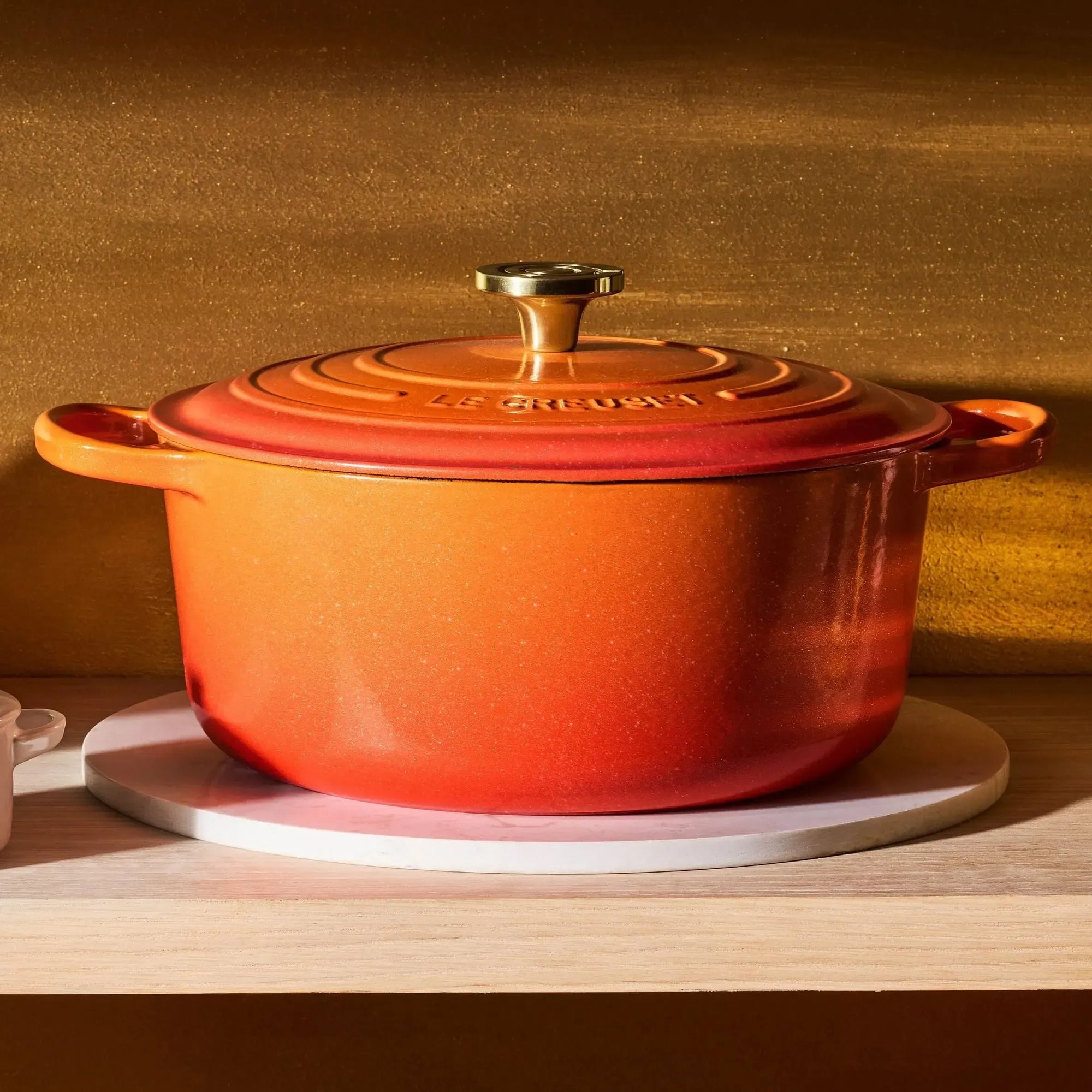 Panela Le Creuset Redonda Signature Flamme Dorée com Pegador Dourado 6,7L 28cm